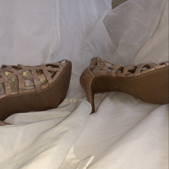 Madeline Stuart High Heel Open Toe Cutout Gold Sz 8 Rhinestones preowned. - Picture 6 of 6